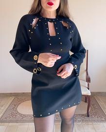 Abito corto nero con cut out e dettagli oro tg s