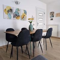 Tavolo in legno con gambe in vetro