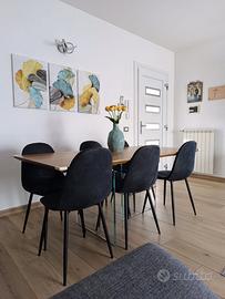 Tavolo in legno con gambe in vetro