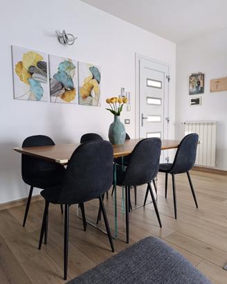 Tavolo in legno con gambe in vetro