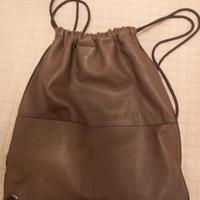 Zaino in ecopelle marrone.