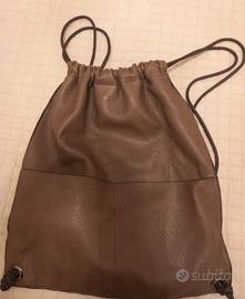 Zaino in ecopelle marrone.
