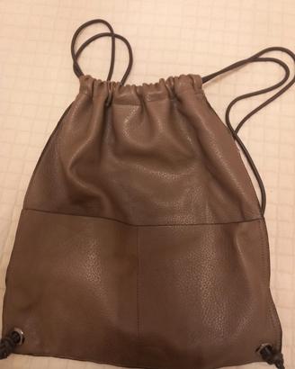 Zaino in ecopelle marrone.
