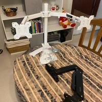 due supporti per monitor di computer