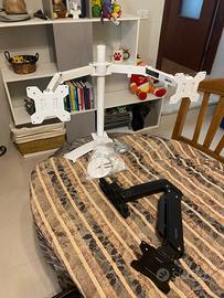 due supporti per monitor di computer