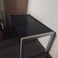 Tavolo in alluminio  e cristallo