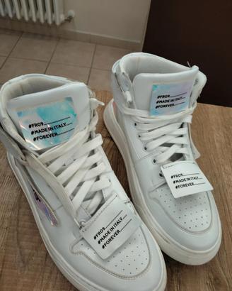 sneakers bianche con stampe 