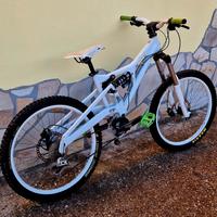 bici down hill Cannondale