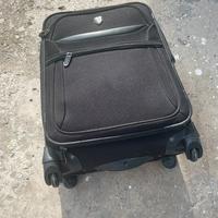 Trolley, valigia da viaggio nera con 4 ruote.