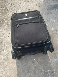 Trolley, valigia da viaggio nera con 4 ruote.