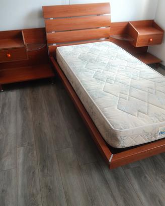 Letto singolo con comodini 