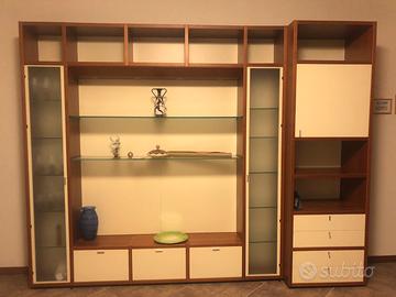 Boiserie e mobile con libreria poliform