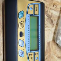 Anselmo cola scheda elettronica