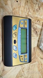 Anselmo cola scheda elettronica