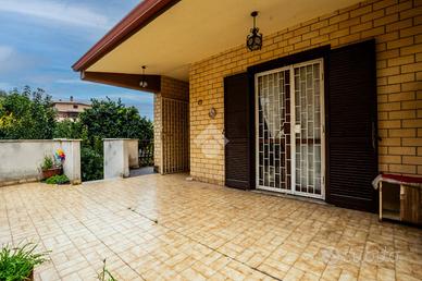 VILLA A SCHIERA D'ANGOLO A FONTE NUOVA