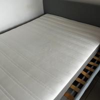 Letto con materasso. Una piazza e mezzo
