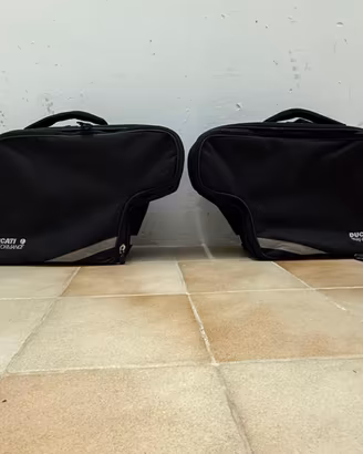 Borse morbide laterali e borsa serbatoio Ducati