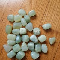 vari pezzi di giada pietra dura con foro