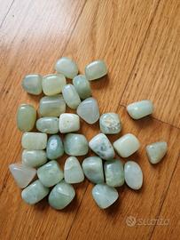 vari pezzi di giada pietra dura con foro