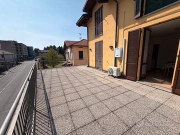Bilocale con terrazzo como camerlata