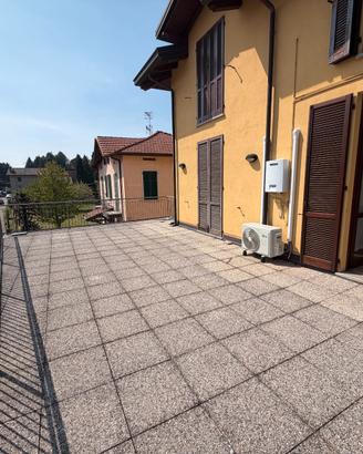 Bilocale con terrazzo como camerlata
