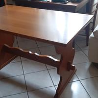 Tavolo, cassapanca e due sedie