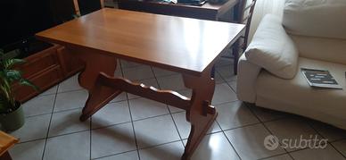 Tavolo, cassapanca e due sedie