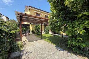 PORZIONE CASA BIFAMILIARE CON TRE CAMERE