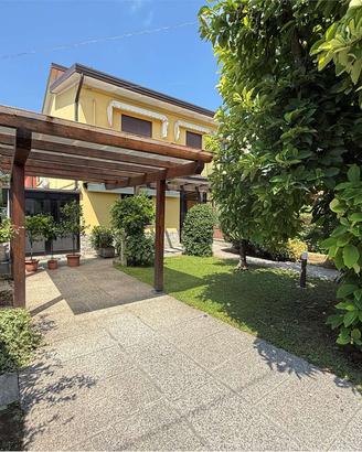 PORZIONE CASA BIFAMILIARE CON TRE CAMERE