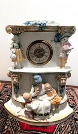 Orologio antico decorativo in porcellana