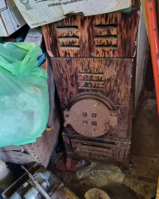 stufa a legna in ceramica vintage