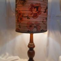 Lampada da tavolo classica con decori anni 60. Cos