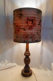 Lampada da tavolo classica con decori anni 60. Cos