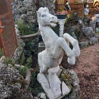 statua di cavallo in cemento
