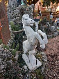 statua di cavallo in cemento