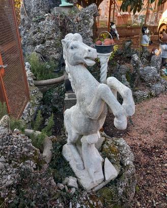 statua di cavallo in cemento