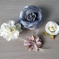 Spille e mollette con fiori in tessuto