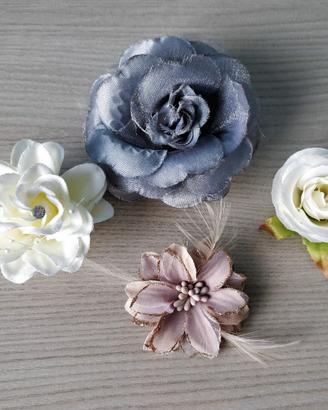 Spille e mollette con fiori in tessuto