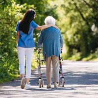 Giovane badante offre aiuto a signora anziana h24