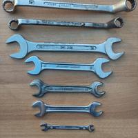 Set di chiavi poligonali e fisse in metallo.
