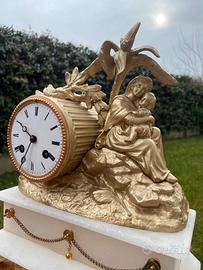 Orologio antico da tavolo con pendolo