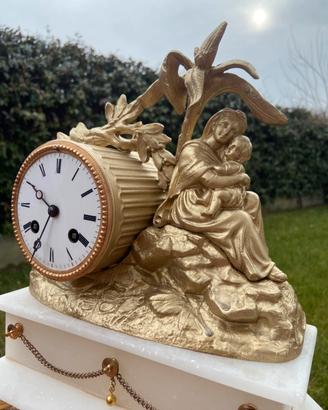 Orologio antico da tavolo con pendolo
