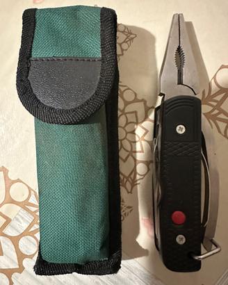 Utensile multiuso pieghevole con fodero
