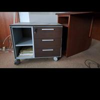 mobile in legno con ruote