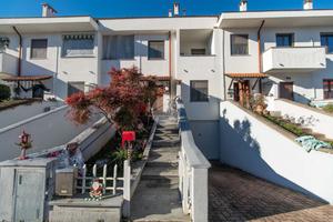 VILLA A SCHIERA A VOLPIANO