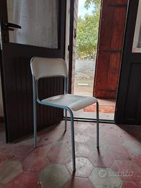 Sedia bianca stile moderno