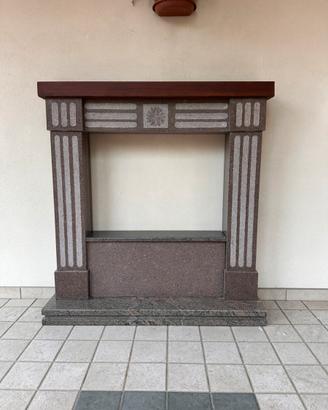 Prestigiosa Cornice Camino in Granito e Legno