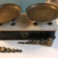 Bilancia antica due piatti con pesi