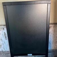 Lavagna a cavalletto in legno esposizione