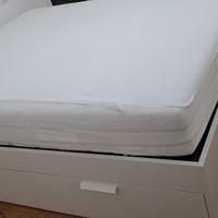 Letto bianco contenitore